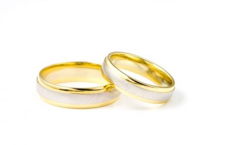 כמה רחוק אתם יכולים ללכת בבחירת טבעת אירוסין?